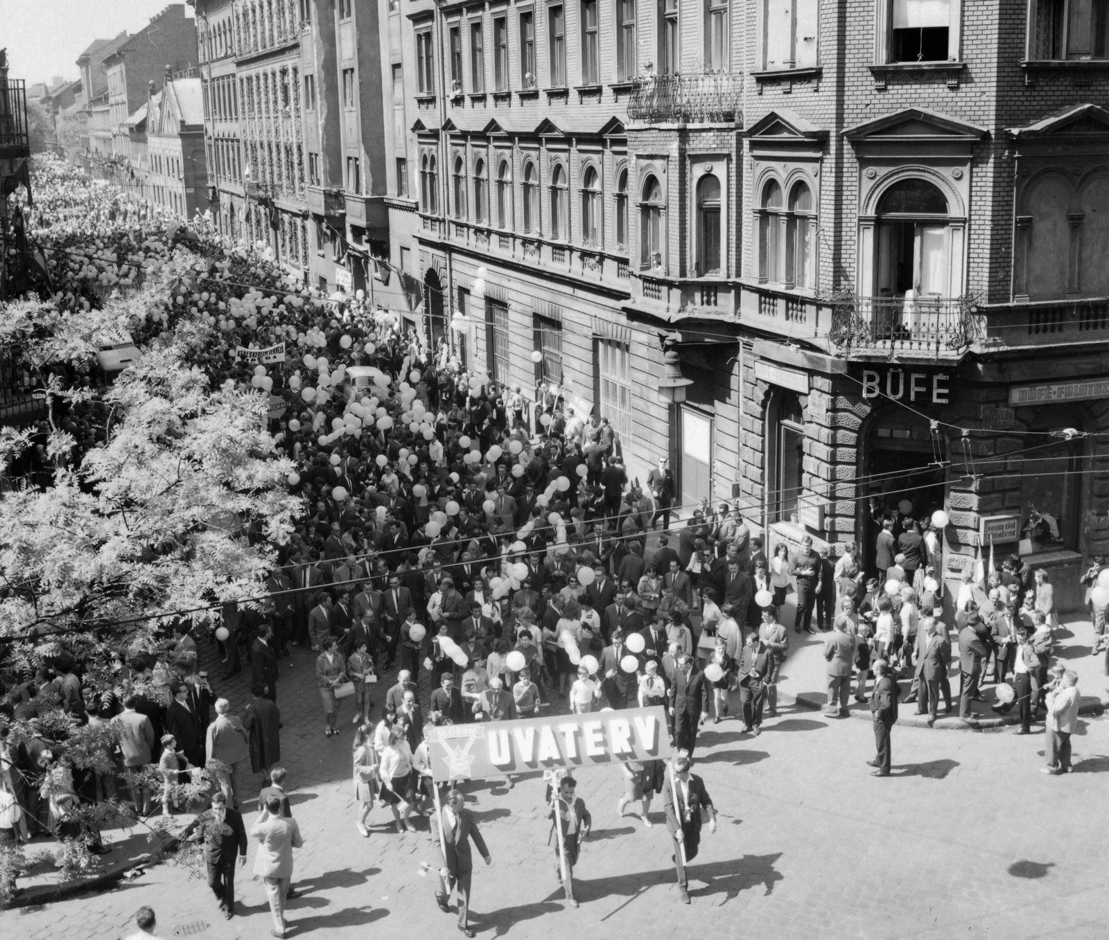 A Dembinszky utca a Nefelejcs utcai kereszteződésből, május elsejei felvonulókkal, 1968
